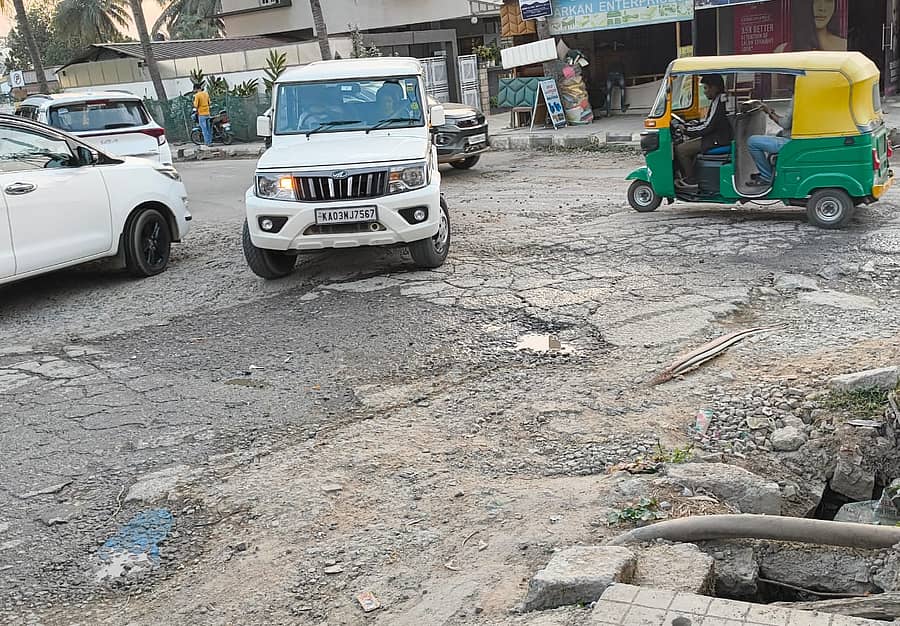 ಸಂಪಿಗೇಹಳ್ಳಿ ವೃತ್ತದಲ್ಲಿ ರಸ್ತೆ ಹಾಳಾಗಿರುವ ಪರಿಣಾಮ, ವಾಹನಸವಾರರು ತೊಂದರೆ ಅನುಭವಿಸಬೇಕಾಗಿದೆ.