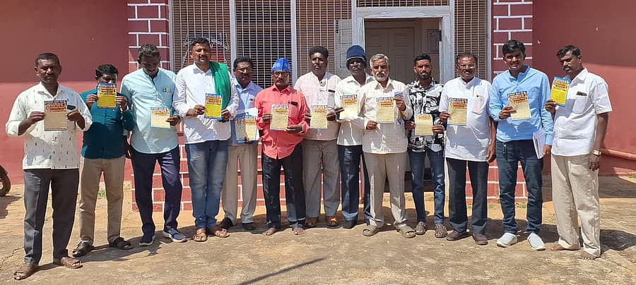 ನಗರದ ಕೋಟೆ ವೃತ್ತದಲ್ಲಿ ನಡೆಯಲಿರುವ ಸಮತಾ ಸೈನಿಕ ದಳದ ಶತಮಾನೋತ್ಸವ ಸಮಾರಂಭದ ಅಂಗವಾಗಿ ಗುರುವಾರ ಸಮತಾ ಸೈನಿಕ ದಳದ ಪದಾಧಿಕಾರಿಗಳು ಭಿತ್ತಿಪತ್ರ ಬಿಡುಗಡೆ ಮಾಡಿದರು