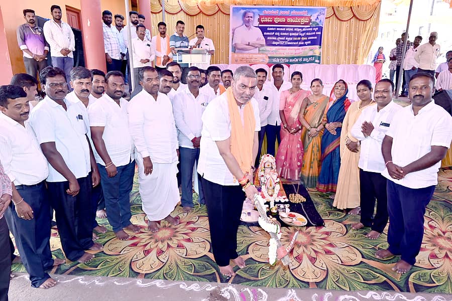 ಮೂಡಲಗಿ ತಾಲ್ಲೂಕಿನ ಅರಭಾವಿಯಲ್ಲಿ ಅಮೃತ 2.0 ಯೋಜನೆಯಡಿ ಪಟ್ಟಣ ಪಂಚಾಯಿತಿ ಮತ್ತು ಪುರಸಭೆ ವ್ಯಾಪ್ತಿಯಲ್ಲಿ ಶುದ್ಧ ಕುಡಿಯುವ ನೀರು ಪೂರೈಸುವ ಯೋಜನೆಯ ಕಾಮಗಾರಿಗೆ ಶಾಸಕ ಬಾಲಚಂದ್ರ ಜಾರಕಿಹೊಳಿ ಭೂಮಿಪೂಜೆ ನೆರವೇರಿಸಿದರು