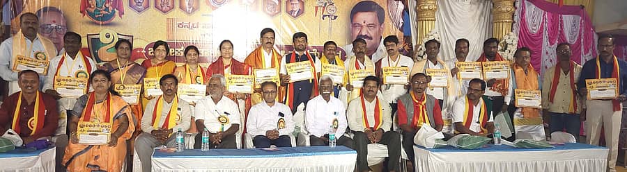 ಬಾಗೇಪಲ್ಲಿ ತಾಲ್ಲೂಕು ಕನ್ನಡ ಸಾಹಿತ್ಯ ಸಮ್ಮೇಳನದ ಅಂಗವಾಗಿ ಕವಿಗೋಷ್ಠಿಯಲ್ಲಿ ಭಾಗವಹಿಸಿದ ಕವಿ, ಕವಿಯತ್ರಿಯರಿಗೆ ಗಣ್ಯರು ಪ್ರಶಸ್ತಿ ಪತ್ರ ವಿತರಿಸಿ ಗೌರವಿಸಿದರು