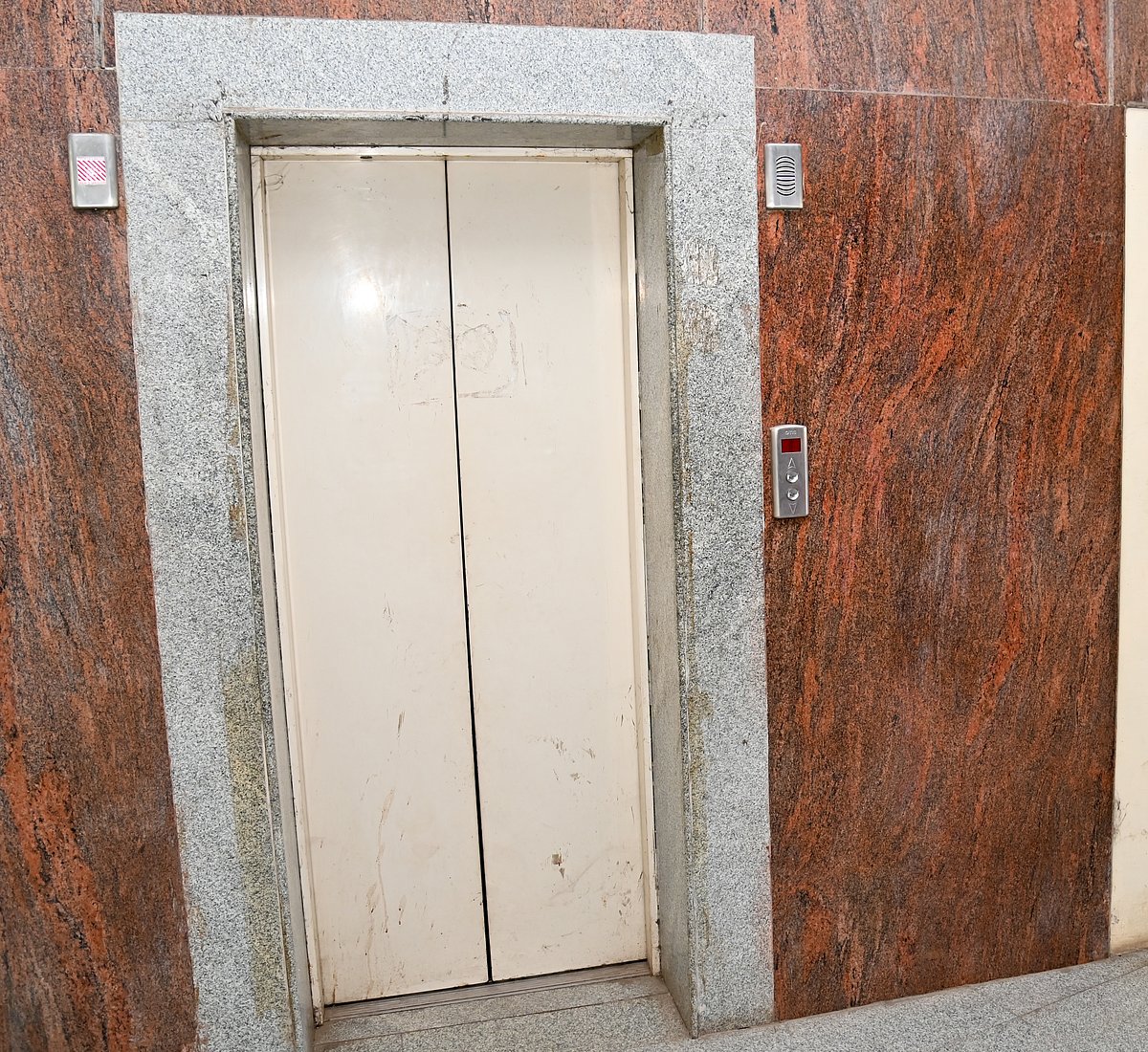 ಲಿಫ್ಟ್ನಲ್ಲಿ ಸಿಲುಕಿ ಗಾಯಗೊಂಡ ಬೆಂಗಳೂರಿಗರು:ಕಾಶ್ಮೀರಕ್ಕೆ ಹೋಗಿದ್ದ ಪ್ರವಾಸಿಗರು