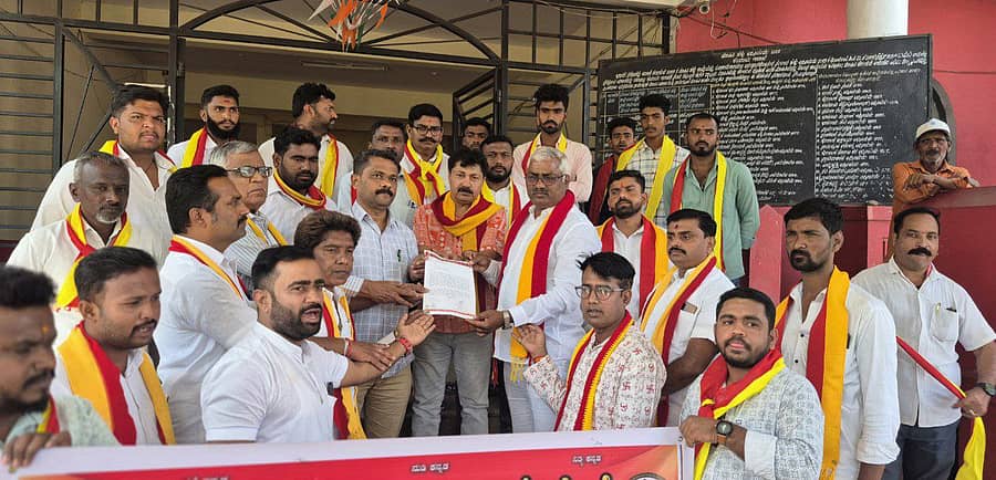ಚಿಕ್ಕೋಡಿ ಪಟ್ಟಣದ ಮಿನಿ ವಿಧಾನಸೌಧದ ಕಚೇರಿ ಎದುರು ಕಿತ್ತೂರ ಕರ್ನಾಟಕ ಸೇನೆ ವತಿಯಿಂದ ಗಡಿ ಭಾಗದ ಕನ್ನಡ ಮಾಧ್ಯಮ ಸರ್ಕಾರಿ ಶಾಲೆಗಳನ್ನು ಉಳಿಸುವಂತೆ ಒತ್ತಾಯಿಸಿ ಪ್ರತಿಭಟನೆ ನಡೆಸಿ ತಹಶೀಲ್ದಾರ್ ಕಚೇರಿಗೆ ಮನವಿ ಸಲ್ಲಿಸಲಾಯಿತು