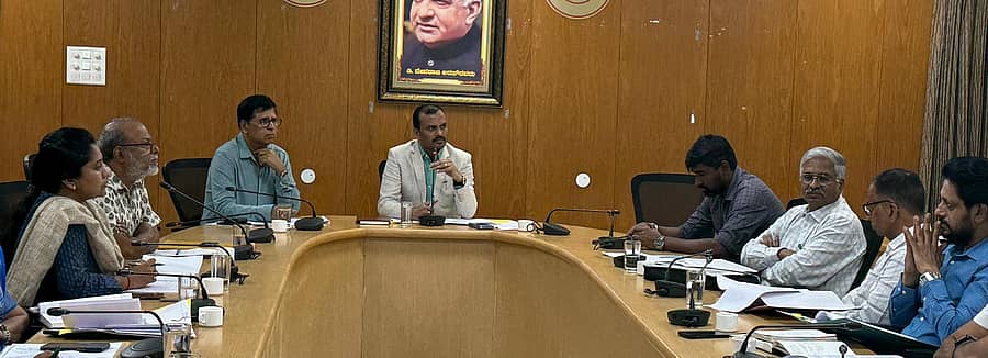 ಮೈಸೂರಿನ ಜಿಲ್ಲಾ ಪಂಚಾಯಿತಿಯಲ್ಲಿ ಶುಕ್ರವಾರ ‘ಜಿಲ್ಲಾ ಸರ್ಕಾರಿ ಕೆರೆ ಸಂರಕ್ಷಣಾ ಕಾರ್ಯಪಡೆ’ಯ ಕೆರೆ ಸಂರಕ್ಷಣೆ ಕುರಿತ ಸಭೆಯನ್ನು ಹೆಚ್ಚುವರಿ ಜಿಲ್ಲಾಧಿಕಾರಿ ಪಿ.ಶಿವರಾಜು ನಡೆಸಿದರು. ಯು.ಎನ್.ರವಿಕುಮಾರ್, ಎಂ.ಕೃಷ್ಣರಾಜು ಹಾಗೂ ಇತರರು ಪಾಲ್ಗೊಂಡಿದ್ದರು