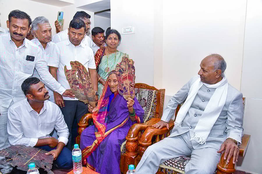 <div class="paragraphs"><p>ಕೊಪ್ಪಳ ತಾಲ್ಲೂಕಿನ ಮೋರನಾಳ ಗ್ರಾಮಕ್ಕೆ ಶನಿವಾರ ಮೇಘಾಲಯ ರಾಜ್ಯಪಾಲ ಸಿ.ಎಚ್‌.ವಿಜಯಶಂಕರ್‌ ಅವರು ಭೇಟಿ ನೀಡಿದಾಗ ಹಿರಿಯ ಕಲಾವಿದೆ ಭೀಮವ್ವ ಶಿಳ್ಳೇಕ್ಯಾತರ ತೊಗಲು ಗೊಂಬೆಯಾಟ ಪ್ರದರ್ಶಿಸಿದರು  </p></div>