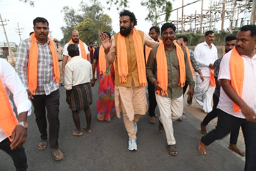 ಮಾಜಿ ಸಚಿವ ಬಿ. ಶ್ರೀರಾಮುಲು ಶುಕ್ರವಾರ ವಿಜಯನಗರ ಜಿಲ್ಲೆಯ ಕೂಡ್ಲಿಯಿಂದ ಕೊಟ್ಟೂರು ಜಾತ್ರೆಗೆ ಪಾದಯಾತ್ರೆ ಕೈಗೊಂಡರು. 