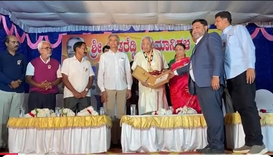 ಚಿಂತಾಮಣಿಯಲ್ಲಿ ನಡೆದ ಬೃಹತ್ ರಕ್ತದಾನ ಶಿಬಿರದ ಸಮಾರೋಪದಲ್ಲಿ ಇಂಡಿಯನ್ ಬುಕ್ ಆಪ್ ರೆಕಾರ್ಡ್ ಸಂಸ್ಥೆಯಿಂದ ಪ್ರಮಾಣ ಪತ್ರ ಸ್ವೀಕರಿಸಿದ ಮಾಜಿ ಸಚಿವ ಚೌಡರೆಡ್ಡಿ