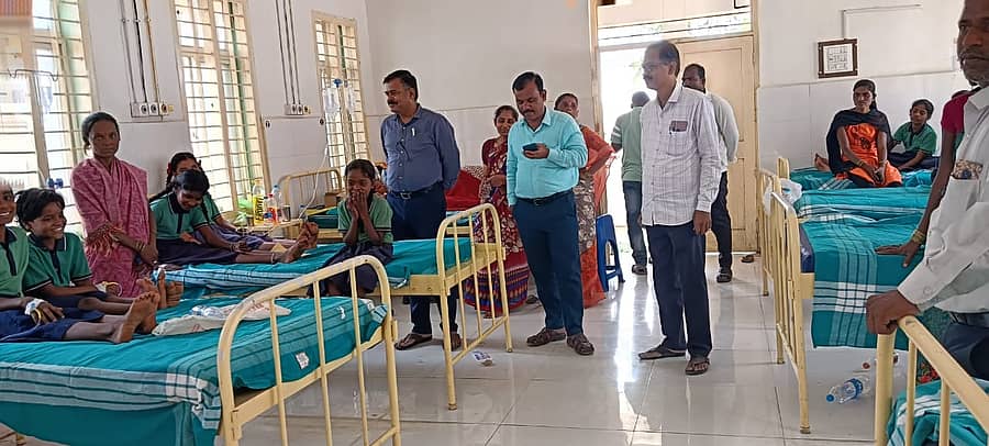 <div class="paragraphs"><p>ಕಾಳಗಿ ಸರ್ಕಾರಿ ಆಸ್ಪತ್ರೆಯಲ್ಲಿ ಚಿಕಿತ್ಸೆ ಪಡೆಯುತ್ತಿರುವ ವಿದ್ಯಾರ್ಥಿಗಳನ್ನು ಭೇಟಿ ಮಾಡಿದ ಅಧಿಕಾರಿಗಳು</p></div>