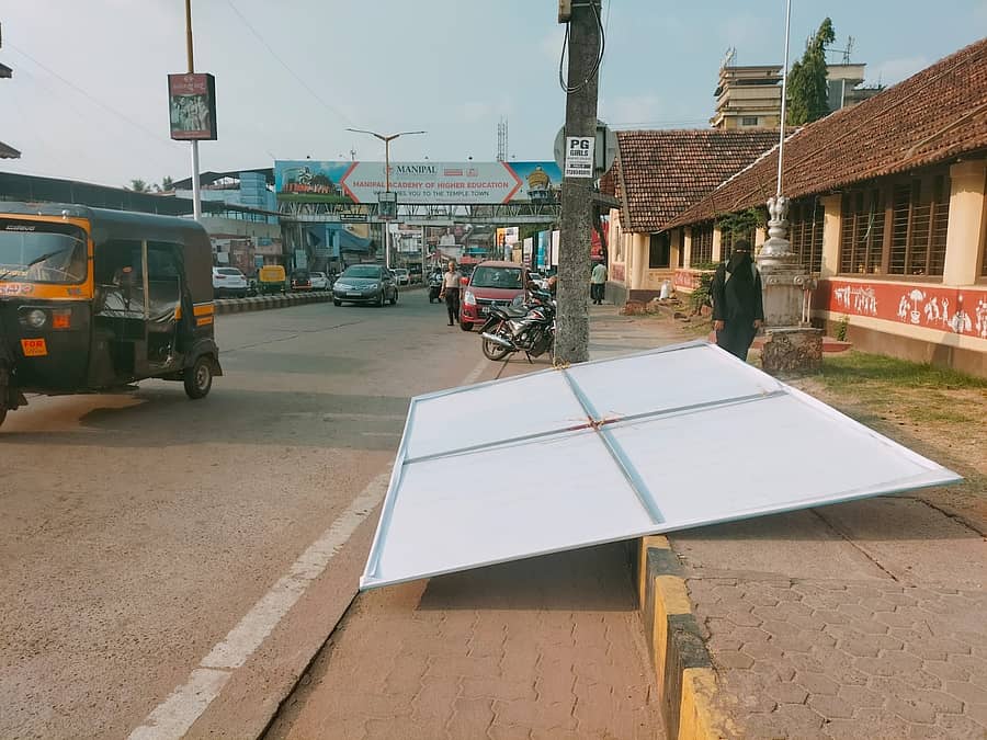 ಉಡುಪಿ ನಗರಸಭೆ ಬಳಿಯ ರಸ್ತೆಯೊಂದರ ಪಾದಚಾರಿ ಮಾರ್ಗದಲ್ಲಿ ಫ್ಲೆಕ್ಸ್‌ ಬಿದ್ದಿರುವುದು