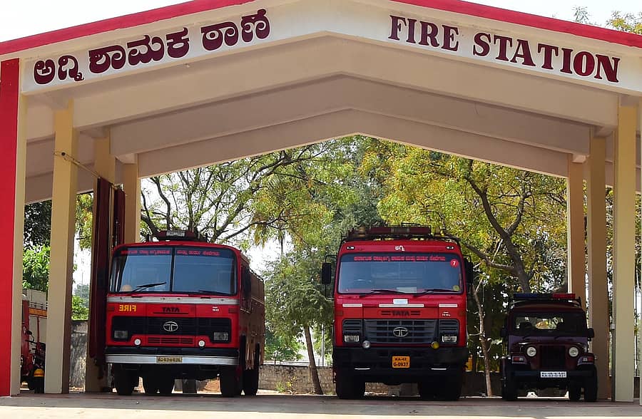ಚಿತ್ರದುರ್ಗ ನಗರದ ಅಗ್ನಿಶಾಮಕ ಠಾಣೆ ಅವರಣದಲ್ಲಿ ನಿಂತಿರುವ ಜಲ ವಾಹನಗಳು