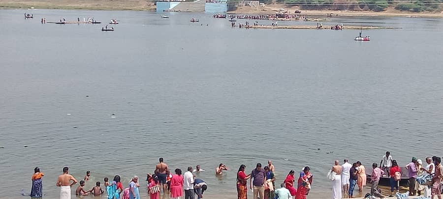 ತಿ.ನರಸೀಪುರ ಪಟ್ಟಣದ ತ್ರಿವೇಣಿ ಸಂಗಮದಲ್ಲಿ ಶನಿವಾರ ನೂರಾರು ಮಂದಿ ಮಾಘ ಸ್ನಾನ ಮಾಡಿದರು