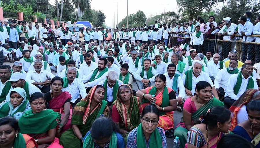 ಹುಬ್ಬಳ್ಳಿಯ ನವನಗರದ ಹೆಸ್ಕಾಂ ಕಚೇರಿ ಎದುರು ರೈತರು ಹುಬ್ಬಳ್ಳಿ–ಧಾರವಾಡ ಮುಖ್ಯರಸ್ತೆಯಲ್ಲಿ ವಾಹನಗಳ ಸಂಚಾರ ಸ್ಥಗಿತಗೊಳಿಸಿ ಪ್ರತಿಭಟನೆ ನಡೆಸಿದರು ಪ್ರಜಾವಾಣಿ ಚಿತ್ರ