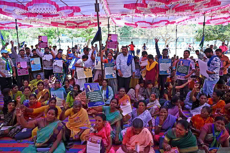ಕೊಳೆಗೇರಿ ನಿವಾಸಿಗಳ ವಿವಿಧ ಬೇಡಿಕೆ ಈಡೇರಿಕೆಗೆ ಆಗ್ರಹಿಸಿ ಸಾವಿತ್ರಿ ಬಾಯಿ ಫುಲೆ ಮಹಿಳಾ ಸಂಘಟನೆ ಹಾಗೂ ಸ್ಲಂ ಜನಾಂದೋಲನ ಕರ್ನಾಟಕ ವತಿಯಿಂದ ನಗರದ ಸ್ವಾತಂತ್ರ್ಯ ಉದ್ಯಾನದಲ್ಲಿ ಸೋಮವಾರ ಪ್ರತಿಭಟನೆ ನಡೆಸಲಾಯಿತು
ಪ್ರಜಾವಾಣಿ ಚಿತ್ರ