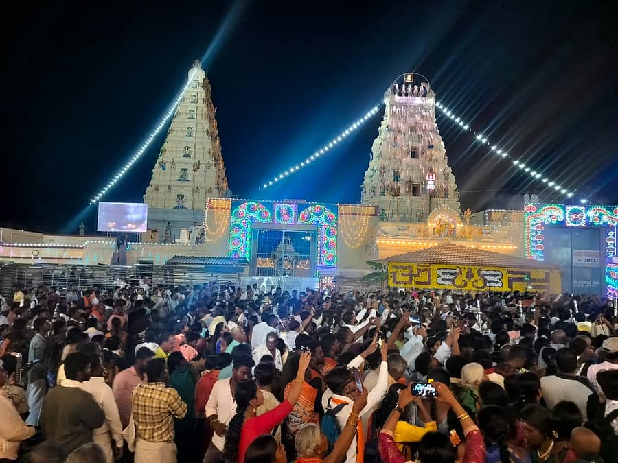 ಮಲೆ ಮಹದೇಶ್ವರ ಬೆಟ್ಟದಲ್ಲಿ ಸೋಮವಾರ ಸಂಜೆ ಸೇರಿದ್ದ ಭಕ್ತರು