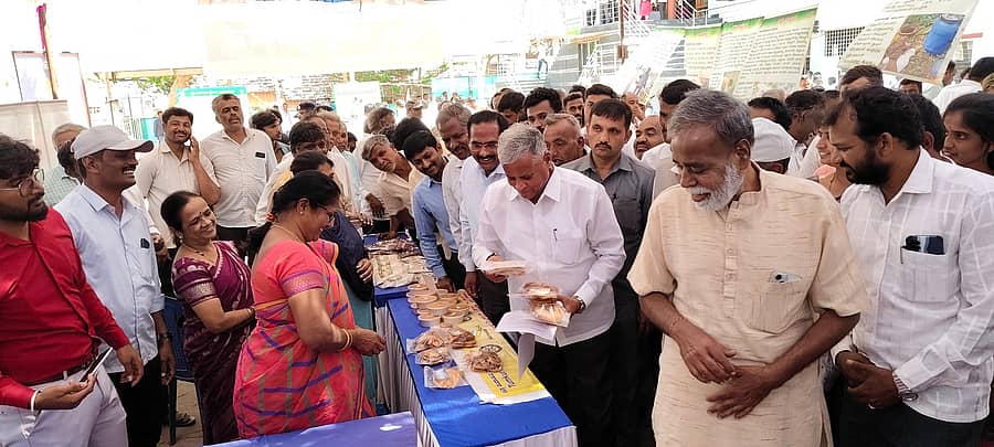 ಪಿಎಂ ಕಿಸಾನ್ ಯೋಜನೆಯ ಕಾರ್ಯಕ್ರಮದಲ್ಲಿ ಕೇಂದ್ರ ಜಲ ಶಕ್ತಿ, ರೈಲ್ವೆ ಖಾತೆ ರಾಜ್ಯ ಸಚಿವ ವಿ.ಸೋಮಣ್ಣ ಸ್ತ್ರೀಶಕ್ತಿ ಸ್ವಸಹಾಯ ಸಂಘದಿಂದ ಪ್ರದರ್ಶನವಿಟ್ಟಿದ್ದ ವಸ್ತುಗಳನ್ನು ಖರೀದಿಸಿದರು