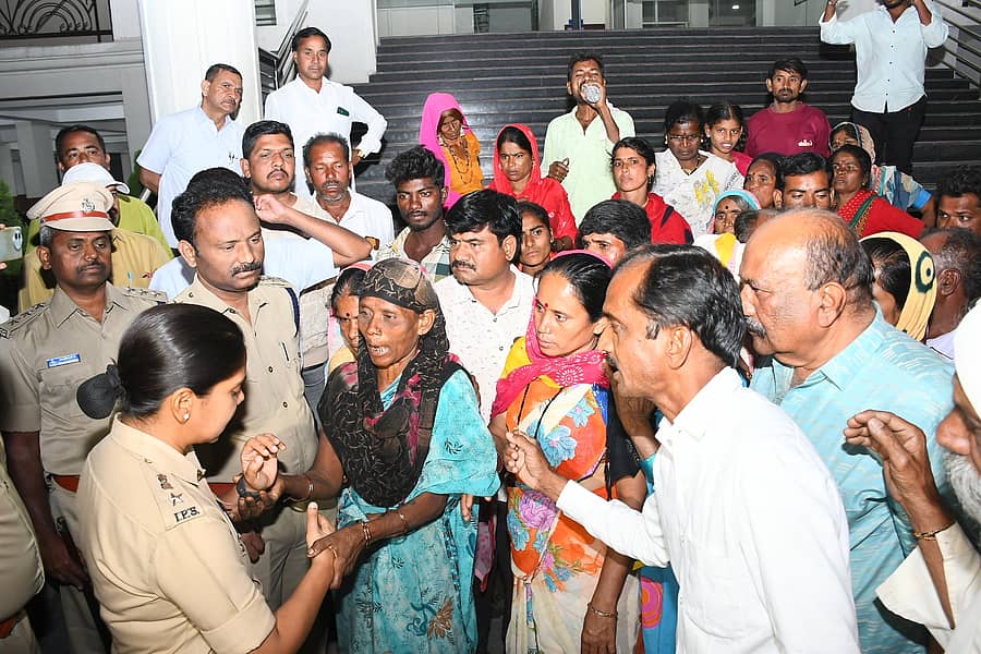 ಕಲಬುರಗಿಯಲ್ಲಿ ಸೋಮವಾರ ಡಿಸಿಪಿ ಕನಿಕಾ ಸಿಕ್ರಿವಾಲ್ ಅವರ ಮುಂದೆ ಮೃತ ಕೃಷ್ಣ ರಾಠೋಡ ತಾಯಿ ಅಳಲು ತೋಡಿಕೊಂಡರು