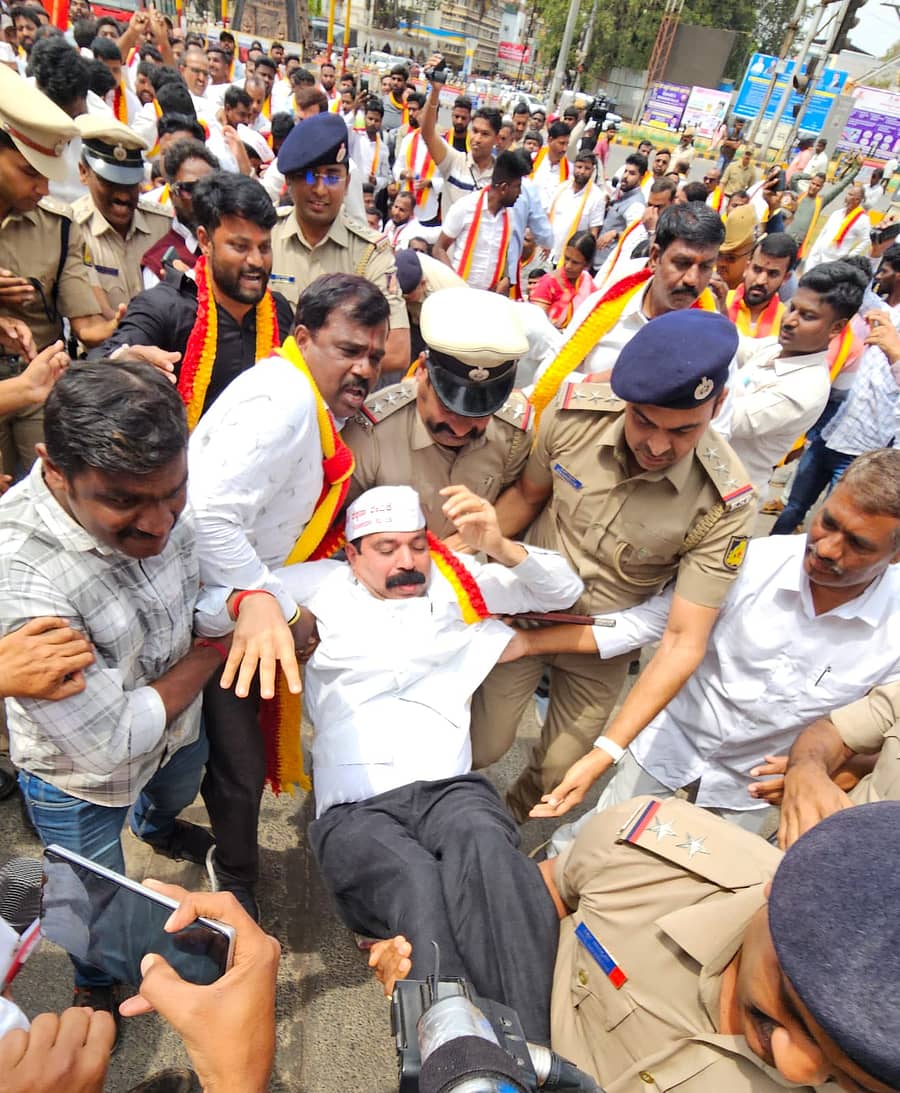 ಬೆಳಗಾವಿಯ ರಾಣಿ ಚನ್ನಮ್ಮನ ವೃತ್ತದಲ್ಲಿ ಮಂಗಳವಾರ ಕರ್ನಾಟಕ ರಕ್ಷಣಾ ವೇದಿಕೆ (ಪ್ರವೀಣ ಶೆಟ್ಟಿ ಬಣ) ಕಾರ್ಯಕರ್ತರನ್ನು ಪೊಲೀಸರು ವಶಕ್ಕೆ ಪಡೆದರು   ಪ್ರಜಾವಾಣಿ ಚಿತ್ರ