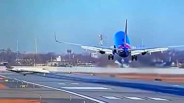 <div class="paragraphs"><p>ರನ್‌ವೇನಲ್ಲಿ ಪ್ರಯಾಣಿಕರ ವಿಮಾನಕ್ಕೆ ಅಡ್ಡಬಂದ ಖಾಸಗಿ ಜೆಟ್! ಕ್ಷಣಾರ್ಧದಲ್ಲಿ ಪಾರು</p></div>