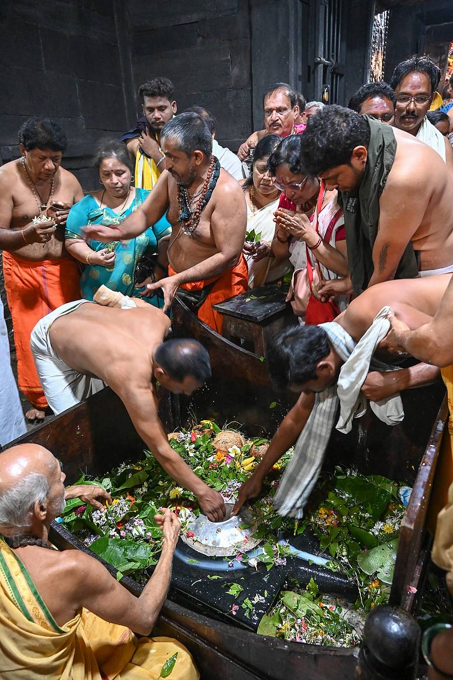 <div class="paragraphs"><p>ಪುರಾಣ ಪ್ರಸಿದ್ಧ ಕ್ಷೇತ್ರ ಗೋಕರ್ಣದಲ್ಲಿ ಆತ್ಮಲಿಂಗಕ್ಕೆ ಪೂಜೆ ಸಲ್ಲಿಸಲಾಯಿತು</p></div>