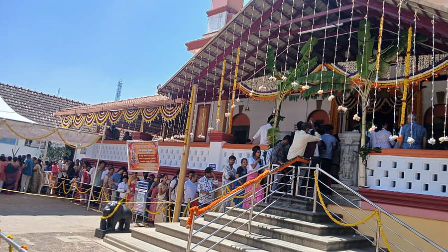 ಮಡಿಕೇರಿಯಲ್ಲಿರುವ ಓಂಕಾರೇಶ್ವರ ದೇಗುಲದಲ್ಲಿ ಶಿವರಾತ್ರಿ ಪ್ರಯುಕ್ತ ಭಕ್ತರು ಬುಧವಾರ ಸಾಲುಗಟ್ಟಿ ನಿಂತು ದೇವರ ಮೂರ್ತಿಯ ದರ್ಶನ ಪಡೆದರು   ಚಿತ್ರ:ರಂಗಸ್ವಾಮಿ