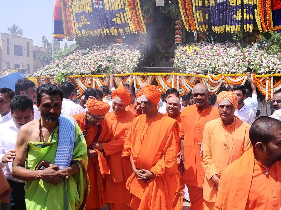 ತುಮಕೂರಿನ ಸಿದ್ಧಗಂಗಾ ಮಠದಲ್ಲಿ ಗುರುವಾರ ನಡೆದ ಸಿದ್ಧಲಿಂಗೇಶ್ವರ ಸ್ವಾಮಿ ರಥೋತ್ಸವದಲ್ಲಿ ಸಿದ್ಧಲಿಂಗ ಸ್ವಾಮೀಜಿ ಜತೆಯಲ್ಲಿ ಇತರ ಸ್ವಾಮೀಜಿಗಳು ಭಾಗವಹಿಸಿದ್ದರು
