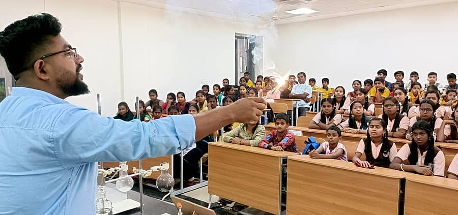 ಕುದಾಪುರ ಐಐಎಸ್‌ಸಿ ಅಂಗಳದಲ್ಲಿ ಶಾಲಾ ಮಕ್ಕಳಿಗೆ ವಿಜ್ಞಾನಿಯೊಬ್ಬರು ಪ್ರಯೋಗ ಮಾಡಿ ತೋರಿಸುತ್ತಿರುವುದು 
(ಸಂಗ್ರಹ ಚಿತ್ರ)
