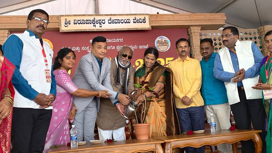 <div class="paragraphs"><p>ಹಂಪಿ ಉತ್ಸವದ ಮಹಿಳಾ ಕವಿಗೋಷ್ಠಿಯಲ್ಲಿ ಕುಂ.ವೀರಭದ್ರಪ್ಪ </p></div>