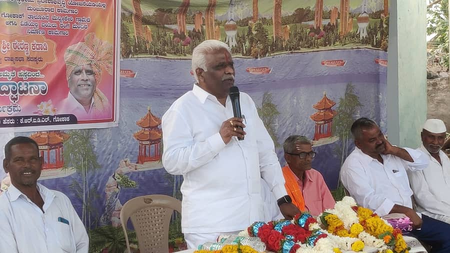 ಕೌಜಲಗಿ ಸಮೀಪದ ಮನ್ನಿಕೇರಿ ಗ್ರಾಮದಲ್ಲಿ ರಾಜ್ಯಸಭಾ ಸಂಸದ ಈರಣ್ಣ ಕಡಾಡಿ ಅವರು ಬಯಲು ರಂಗ ಮಂದಿರ ಶನಿವಾರ ಉದ್ಘಾಟಿಸಿ ಮಾತನಾಡಿದರು