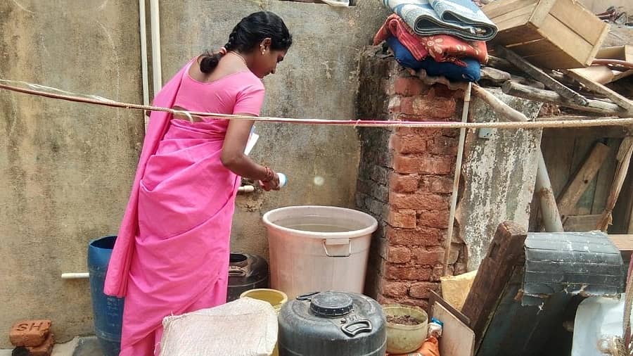 <div class="paragraphs"><p>ಲಾರ್ವಾ ಸಮೀಕ್ಷೆ ನಡೆಸುತ್ತಿರುವ ಆಶಾ ಕಾರ್ಯಕರ್ತೆ</p></div>