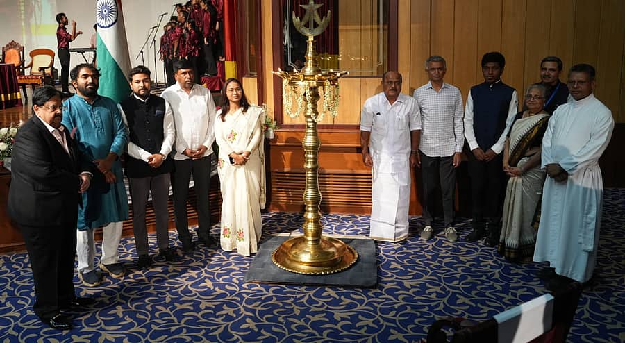 ಜನನಾಯಕರಾಗಿ ಕಾರ್ಯನಿರ್ವಹಿಸುತ್ತಿರುವ ಹಳೆ ವಿದ್ಯಾರ್ಥಿಗಳನ್ನು ಗೌರವಿಸುವ ಕಾರ್ಯಕ್ರಮ ಕ್ರೈಸ್ಟ್‌ ವಿಶ್ವವಿದ್ಯಾಲಯದಲ್ಲಿ ಶನಿವಾರ ನಡೆಯಿತು.