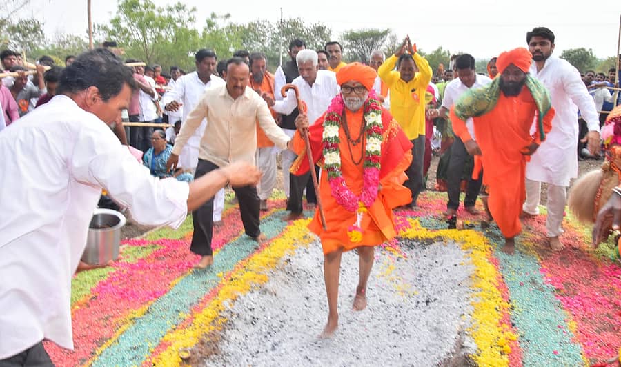 ಶಹಾಬಾದ್‌ ತಾಲ್ಲೂಕಿನ ಸುಕ್ಷೇತ್ರ ಮುಗುಳನಾಗಾವಿ ಯಲ್ಲಾಲಿಂಗ ಪುಣ್ಯಾಶ್ರಮದ 34ನೇ ಜಾತ್ರಾ ಮಹೋತ್ಸವ, ಮೌನಾನುಷ್ಠಾನ ಮಂಗಲ ನಿಮಿತ್ತ ಜೇಮಸಿಂಗ್ ಮಹಾರಾಜರು ಅಗ್ನಿಪ್ರವೇಶ ಮಾಡಿದರು