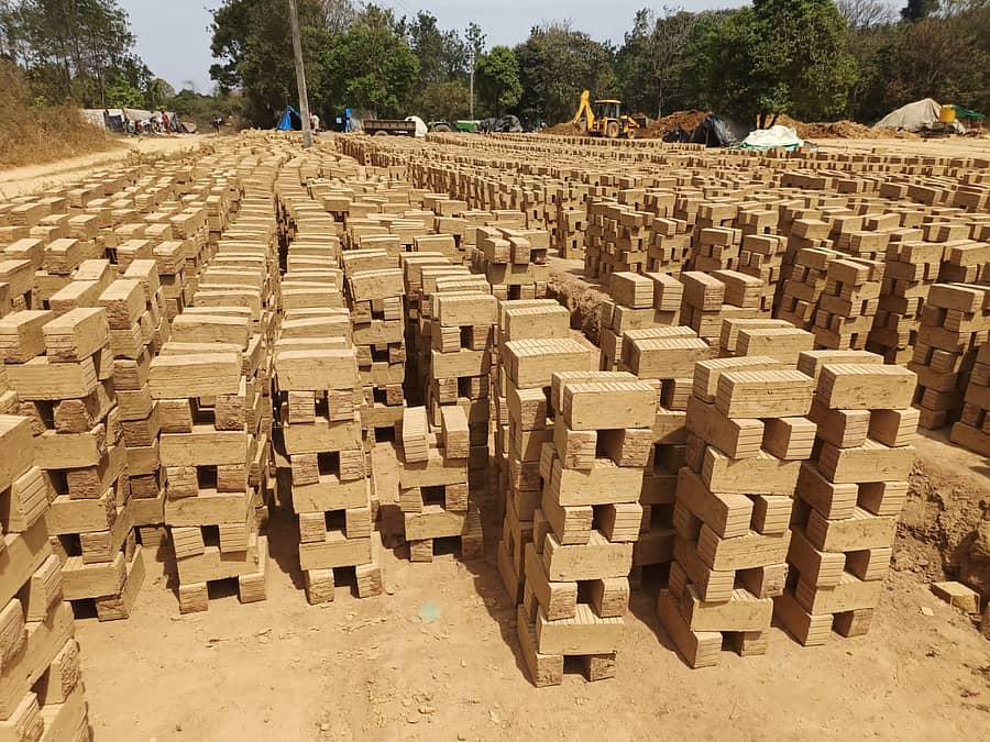 ಕಟ್ಟಿಗೆ ಕೊರತೆಯಿಂದ ಹಾಳಾಗುತ್ತಿರುವುದು ಲಕ್ಷಾಂತರ ಇಟ್ಟಿಗೆಗಳು.