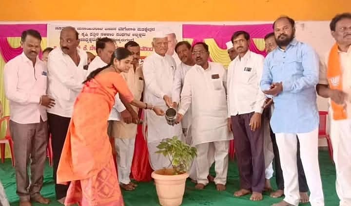 ಕೊಲ್ಹಾರ ತಾಲ್ಲೂಕಿನ ಅಂಗಡಿಗೇರಿ ಗ್ರಾಮದಲ್ಲಿ ನೂತನವಾಗಿ ಚುನಾಯಿತ ಬಸವನಬಾಗೇವಾಡಿ ಮತಕ್ಷೇತ್ರದ ಪ್ರಾಥಮಿಕ ಕೃಷಿ ಪತ್ತಿನ ಸಹಕಾರಿ ಸಂಘದ ಪದಾಧಿಕಾರಿಗಳಿಗೆ ನಡೆದ ಸನ್ಮಾನ ಸಮಾರಂಭದಲ್ಲಿ ಮಾಜಿ ಸಚಿವ ಎಸ್.ಕೆ.ಬೆಳ್ಳುಬ್ಬಿ ಉದ್ಘಾಟಿಸಿದರು