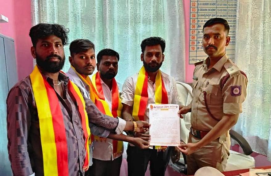 ಯಾದಗಿರಿ ನಗರದ ಅಗ್ನಿಶಾಮಕದಳದ ಕಚೇರಿಯಲ್ಲಿ ಮನವಿ ಪತ್ರ ನೀಡಿದ ಕರ್ನಾಟಕ ರಕ್ಷಣವೇದಿಕೆಯ ತಾಲ್ಲೂಕು ಘಟಕದ ಅಧ್ಯಕ್ಷ ಶರಣಬಸಪ್ಪ ಎಲ್ಲೇರಿ.