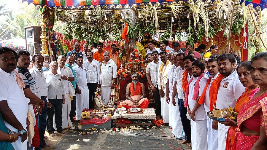 ನುಗ್ಗೇಹಳ್ಳಿ ಗ್ರಾಮದ ಮಾದೇಶ್ವರ ಸ್ವಾಮಿ ಮೂಲ ಗದ್ದುಗೆಯಲ್ಲಿ ಭಕ್ತರು ಪಾಲ್ಗೊಂಡು ಮಾದೇಶ್ವರ ಸ್ವಾಮಿಗೆ ವಿಶೇಷ ಪೂಜೆ ಸಲ್ಲಿಸಿದರು. ಡಾ. ಮಹೇಶ್ವರ ಶಿವಾಚಾರ್ಯ ಸ್ವಾಮೀಜಿ, ಜೆಡಿಎಸ್ ಯುವ ಮುಖಂಡ ಜೈದೀಪ್ ಗೌಡ, ಸಮಾಜದ ಪ್ರಮುಖರಾದ ಸಿಬಿ ಚೆನ್ನಮ್ಮಲ್ಲಪ್ಪ, ಎನ್.ಎಸ್ ಗಿರೀಶ್, ಕೃಪಾಶಂಕರ್, ಮುಖಂಡರಾದ ತೋಟಿ ನಾಗರಾಜ್ ಪಾಲ್ಗೊಂಡಿದ್ದರು