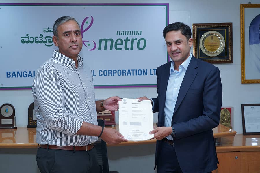 ‘ನಮ್ಮ ಮೆಟ್ರೊ’ ನೀಲಿ ಮಾರ್ಗದಲ್ಲಿ ಕಾಡುಬೀಸನಹಳ್ಳಿ ನಿಲ್ದಾಣಕ್ಕೆ ಸಂಬಂಧಿಸಿದಂತೆ ಬಿಎಂಆರ್ಸಿಎಲ್ ವ್ಯವಸ್ಥಾಪಕ ನಿರ್ದೇಶಕ ಎಂ. ಮಹೇಶ್ವರ ರಾವ್ ಮತ್ತು ಎಂಬೆಸಿ ಆರ್ಇಐಟಿಯ ಸಿಇಒ ರುತ್ವಿಕ್ ಭಟ್ಟಾಚಾರ್ ಒಡಂಬಡಿಕೆ ಮಾಡಿಕೊಂಡರು