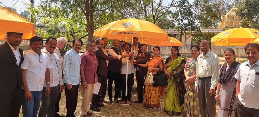 ಗೌರಿಬಿದನೂರು ಲಯನ್ಸ್ ಕ್ಲಬ್ ವತಿಯಿಂದ ಬೀದಿ ಬದಿ ವ್ಯಾಪಾರಿಗಳಿಗೆ ಕೊಡೆಗಳನ್ನು ವಿತರಿಸಲಾಯಿತು