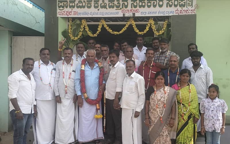 ತಿ.ನರಸೀಪುರ ತಾಲೂಕಿನ ಮೂಗೂರು ಗ್ರಾಮದ ಪ್ರಾಥಮಿಕ ಕೃಷಿ ಪತ್ತಿನ ಸಹಕಾರ ಸಂಘದ ನೂತನ ಅಧ್ಯಕ್ಷರಾಗಿ ಜಗದೀಶಮೂರ್ತಿ, ಉಪಾಧ್ಯಕ್ಷರಾಗಿ ಎಂ.ಬಿ.ಪರಶಿವಮೂರ್ತಿ ಅವಿರೋಧವಾಗಿ ಆಯ್ಕೆಯಾದರು