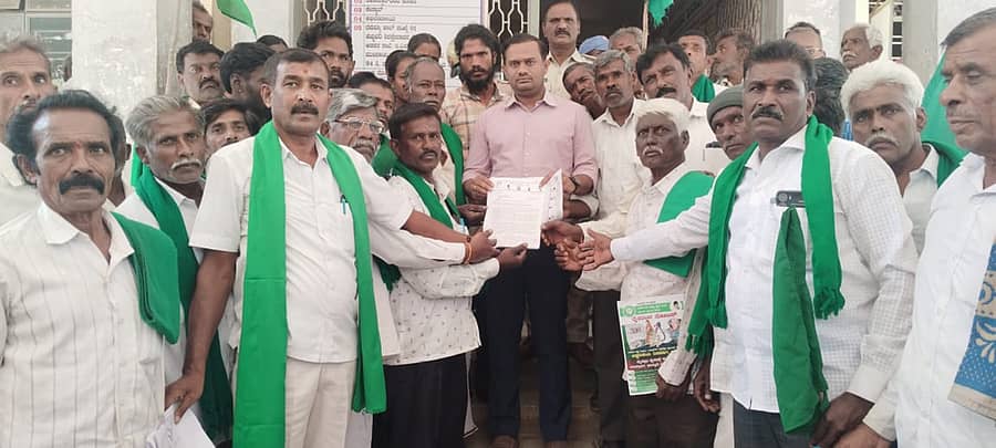 ಚಿಂತಾಮಣಿಯಲ್ಲಿ ಮೈಕ್ರೊ ಫೈನಾನ್ಸ್ ಮತ್ತು ಖಾಸಗಿ ಬ್ಯಾಂಕ್ಗಳ ವಿರುದ್ಧ ಕ್ರಮಕೈಗೊಳ್ಳಬೇಕು ಎಂದು ಒತ್ತಾಯಿಸಿ ಸೋಮವಾರ ತಹಶೀಲ್ದಾರ್ ಗೆ ಮನವಿ ಸಲ್ಲಿಸಿದ ಕರ್ನಾಟಕ ರೈತ ಸಂಘ ಹಾಗೂ ಹಸಿರುಸೇನೆ ಮುಖಂಡರು