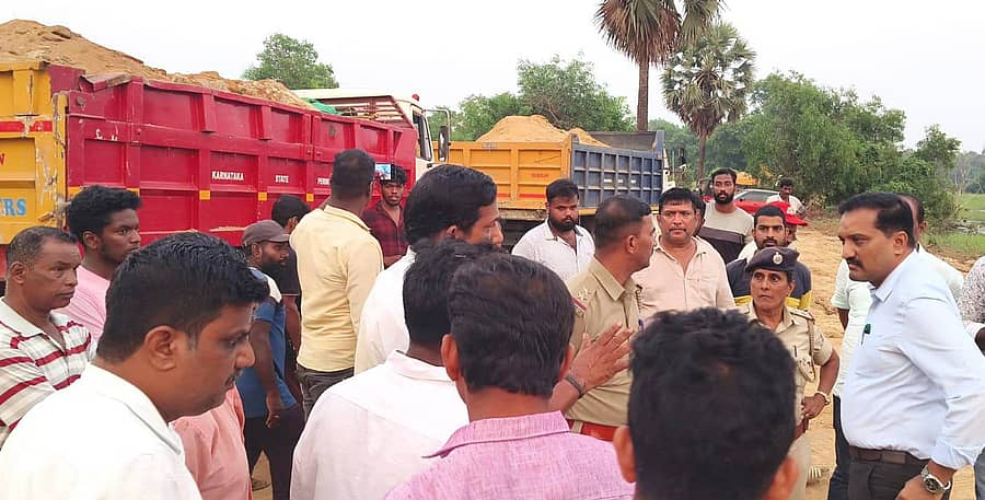 ಕಾವಡಿ ಸಮೀಪದ ನಾಗರಮಠದಲ್ಲಿ ಅಕ್ರಮವಾಗಿ ಮರಳು ಸಂಗ್ರಹ ಘಟಕದ ವಿರುದ್ಧ ಗ್ರಾಮಸ್ಥರು ನಡೆಸಿದ ಪ್ರತಿಭಟನಾ ಸ್ಥಳಕ್ಕೆ ಬ್ರಹ್ಮಾವರ ತಹಶೀಲ್ದಾರ್‌ ಭೇಟಿ ನೀಡಿ, ಮರಳುಗಾರಿಕೆಗೆ ತಡೆಯೊಡ್ಡಿದರು