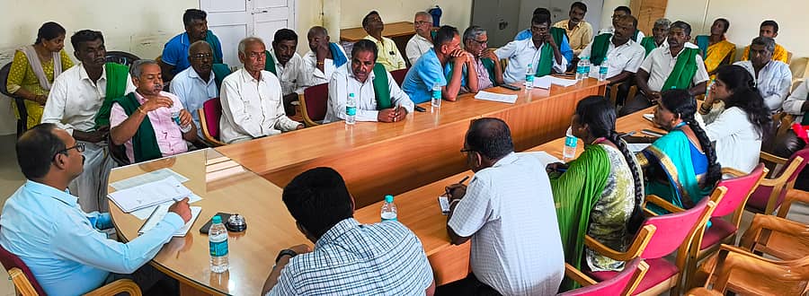 ಕೆ.ಆರ್.ಪೇಟೆ ಪಟ್ಟಣದ ಮಿನಿ ವಿಧಾನಸೌಧದಲ್ಲಿ ತಹಶೀಲ್ದಾರ್ ಎಸ್.ಯು. ಅಶೋಕ್ ಅಧ್ಯಕ್ಷತೆಯಲ್ಲಿ ರೈತರ ಕುಂದು–ಕೊರತೆಗಳ ಪರಿಶೀಲನಾ ಸಭೆ ನಡೆಯಿತು