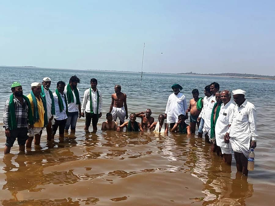 ವಿಜಯಪುರ ಜಿಲ್ಲೆಯ ಆಲಮಟ್ಟಿಯ ಚಂದ್ರಮ್ಮ ದೇವಾಲಯದ ಬಳಿ ಮಂಗಳವಾರ ಅಖಂಡ ಕರ್ನಾಟಕ ರೈತ ಸಂಘದ ಮುಖಂಡರು ಕೃಷ್ಣಾ ನದಿಗೆ ಇಳಿದು ಪ್ರತಿಭಟನೆ ನಡೆಸಿದರು