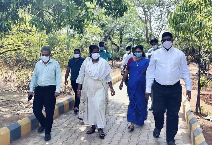 ಕುಳಗೇರಿ ಕ್ರಾಸ್: ಜವಾಹರ ನವೋದಯ ವಿದ್ಯಾಲಯ ಚಿರ್ಲಕೊಪ್ಪ ವಿದ್ಯಾಲಯಕ್ಕೆ ಬುಧವಾರ ಬೆಳಗ್ಗೆ ಜಿಲ್ಲಾಧಿಕಾರಿ ಜಾನಕಿ.ಕೆ.ಎಂ ಹಾಗೂ ಜಿಲ್ಲಾ ಪೊಲೀಸ್ ವರಿಷ್ಠಾಧಿಕಾರಿ ಅಮ ರನಾಥ.ರೆಡ್ಡಿ ತಂಡ ಭೇಟಿ ನೀಡಿ ವಿದ್ಯಾಲಯದ ಸುಮಾ ರು 95 ವಿದ್ಯಾರ್ಥಿ/ನೀಯರು ವೈರಲ್ ಫಿವರ ರೋಗಲಕ್ಷಣಗಳು ಕಾಣಿಸಿ ಕೊಂಡ ವಿದ್ಯಾರ್ಥಿಗಳ ಆರೋಗ್ಯವನ್ನು ವಿಚಾರಿಸಿದರು.