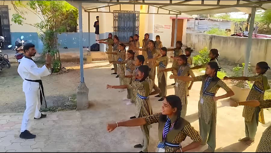 ಪಟ್ಟಣದ ಸರ್ಕಾರಿ ಪ್ರೌಢಶಾಲೆಯಲ್ಲಿ ಬುಧುವಾರ ವಿದ್ಯಾರ್ಥಿಗಳಿಗೆ ಕರಾಟೆ ತರಬೇತಿ ನಡೆಯಿತು
