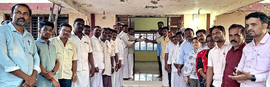 ಕಾರಟಗಿ ತಾಲ್ಲೂಕಿನ ಸಿದ್ದಾಪುರದಲ್ಲಿ ಕಸಾಪ ಕಚೇರಿ ಆರಂಭಕ್ಕೆ ಬುಧವಾರ ಜಿ.ಪಂ ಮಾಜಿ ಉಪಾಧ್ಯಕ್ಷ ಬಿ. ಬಸವರಾಜಪ್ಪ ಚಾಲನೆ ನೀಡಿದರು