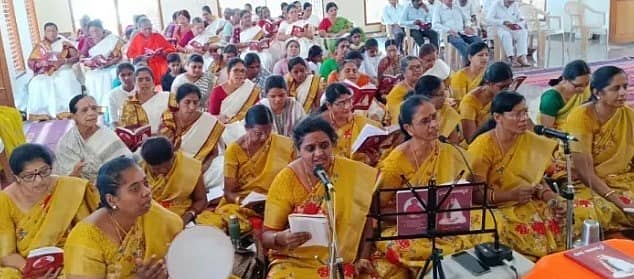 ಚಳ್ಳಕೆರೆಯ ಶಾರದ ಆಶ್ರಮದಲ್ಲಿ ಮಂಗಳವಾರ ಭಜನಾ ಕಾರ್ಯಕ್ರಮ ನಡೆಯಿತು