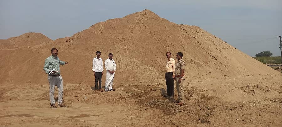 ದೇವದುರ್ಗ ತಾಲ್ಲೂಕಿನ ಹಿರೇರಾಯಕುಂಪ್ಪಿ ಗ್ರಾಮದಲ್ಲಿ ಅಕ್ರಮವಾಗಿ ಸಂಗ್ರಹಿಸಿದ್ದ ಮರಳು ಇರುವ ಸ್ಥಳಕ್ಕೆ ತಹಶೀಲ್ದಾರ್‌ ಚನ್ನಮಲ್ಲಪ್ಪ ಘಂಟಿ ಮತ್ತು ಗಣಿ ಮತ್ತು ಭೂ ವಿಜ್ಞಾನ ಇಲಾಖೆ ಅಧಿಕಾರಿ ಮಹೇಶ, ಪಿಎಸ್ಐ ಗಂಗಪ್ಪ ಬುರ್ಲಿ ಮಂಗಳವಾರ ಭೇಟಿ ಮಾಡಿದರು