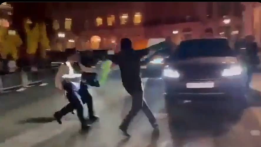 <div class="paragraphs"><p>ಸಚಿವ ಜೈಶಂಕರ್ ಕಾರಿಗೆ ಅಡ್ಡ ಬಂದ ವ್ಯಕ್ತಿ</p></div>