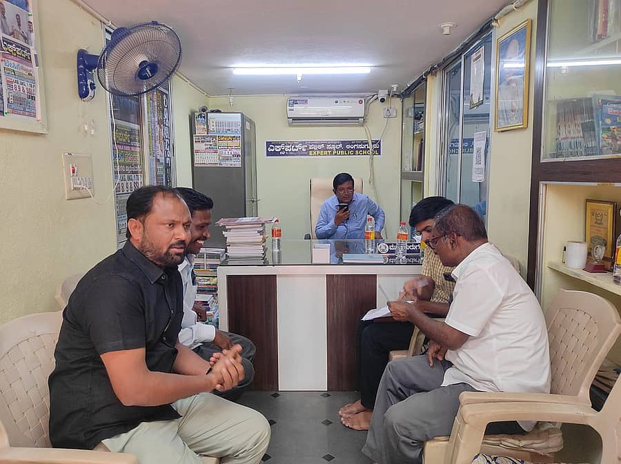 ಲಿಂಗಸುಗೂರು ಪಟ್ಟಣದ ಕೋಚಿಂಗ್ ಸೆಂಟರ್ ಮೇಲೆ ಬಿಇಒ ಹುಂಬಣ್ಣ ರಾಠೋಡ ದಾಳಿ ನಡೆಸಿದರು