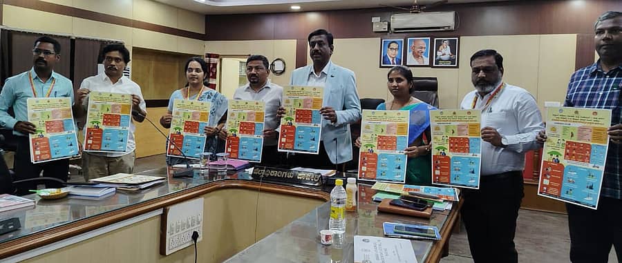 ಬೇಸಿಗೆ ಕಾಲದಲ್ಲಿ ಕೈಗೊಳ್ಳಬೇಕಾದ ಮುಂಜಾಗ್ರತಾ ಕ್ರಮಗಳ ಬಗ್ಗೆ ಮಾಹಿತಿಯುಳ್ಳ ಭಿತ್ತಿಪತ್ರಗಳನ್ನು ಜಿಲ್ಲಾಧಿಕಾರಿ ವಿಜಯ ಮಹಾಂತೇಶ ದಾನಮ್ಮನವರ ಬಿಡುಗಡೆಗೊಳಿಸಿದರು
