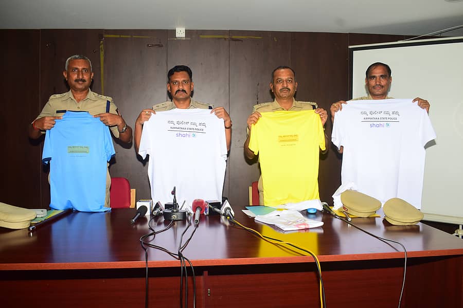 <div class="paragraphs"><p>ಮಂಡ್ಯ ನಗರದ ಜಿಲ್ಲಾ ಪೊಲೀಸ್ ಭವನದಲ್ಲಿ ಹಾಫ್ ಮ್ಯಾರಥಾನ್ ಸ್ಪರ್ಧೆ ಅಂಗವಾಗಿ ಜಿಲ್ಲಾ ಪೊಲೀಸ್ ವರಿಷ್ಠಾಧಿಕಾರಿ ಮಲ್ಲಿಕಾರ್ಜುನ ಬಾಲದಂಡಿ ಅವರು ಟೀ ಶರ್ಟ್ ಬಿಡುಗಡೆಗೊಳಿಸಿದರು. ಹೆಚ್ಚುವರಿ ಪೊಲೀಸ್ ವರಿಷ್ಠಾಧಿಕಾರಿಗಳಾದ ತಿಮ್ಮಯ್ಯ, ಎಸ್.ಇ. ಗಂಗಾಧರಸ್ವಾಮಿ, ಮಳವಳ್ಳಿ ಡಿವೈಎಸ್ಪಿ ಕೃಷ್ಣಪ್ಪ ಭಾಗವಹಿಸಿದ್ದರು</p></div>